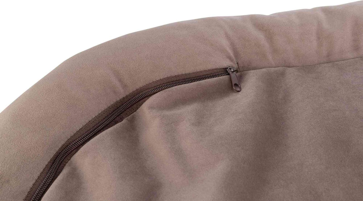 Braunes Kissen mit Reißverschluss, der entlang einer Naht verläuft.