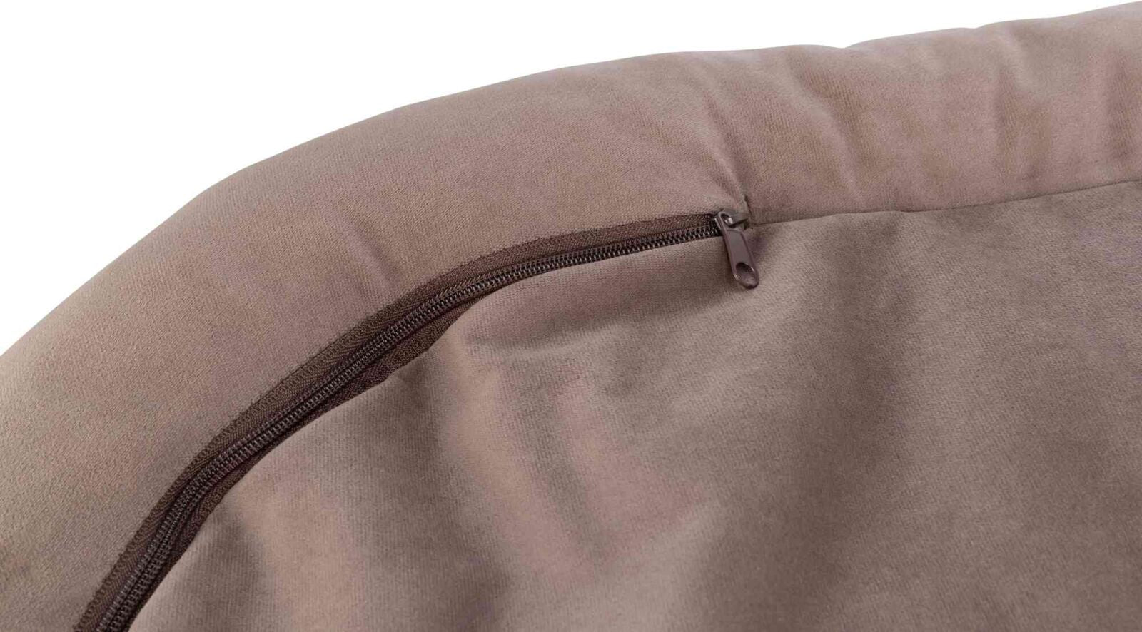 Braunes Kissen mit Reißverschluss, der entlang einer Naht verläuft.