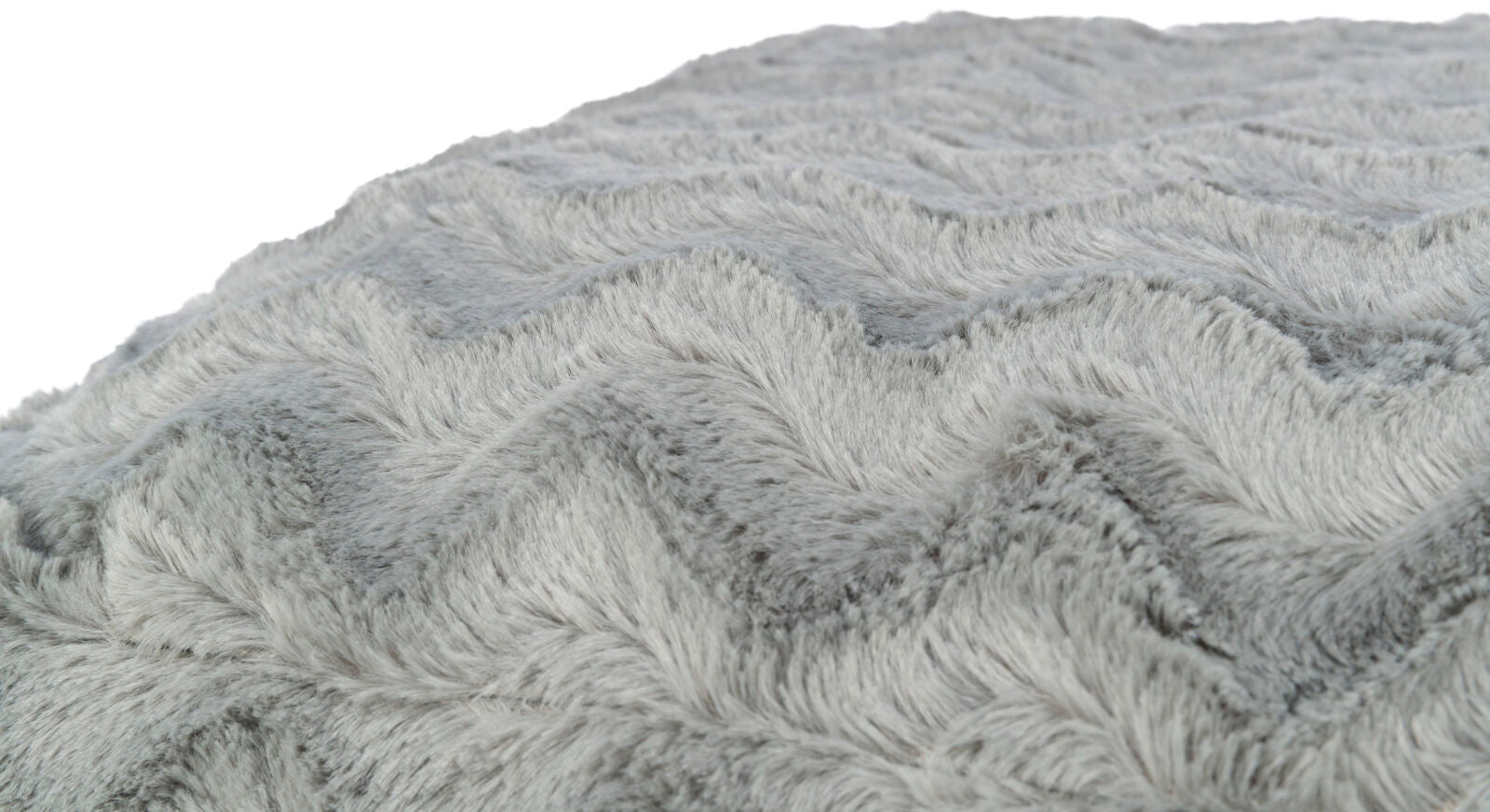 Graue flauschige Oberfläche mit einem wellenförmigen Muster in Nahaufnahme, weich und strukturiert sichtbar.