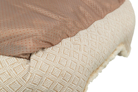 Beigefarbene, texturierte Oberfläche mit rautenförmigem Muster und brauner, gepunkteter Stoffschicht darüber.