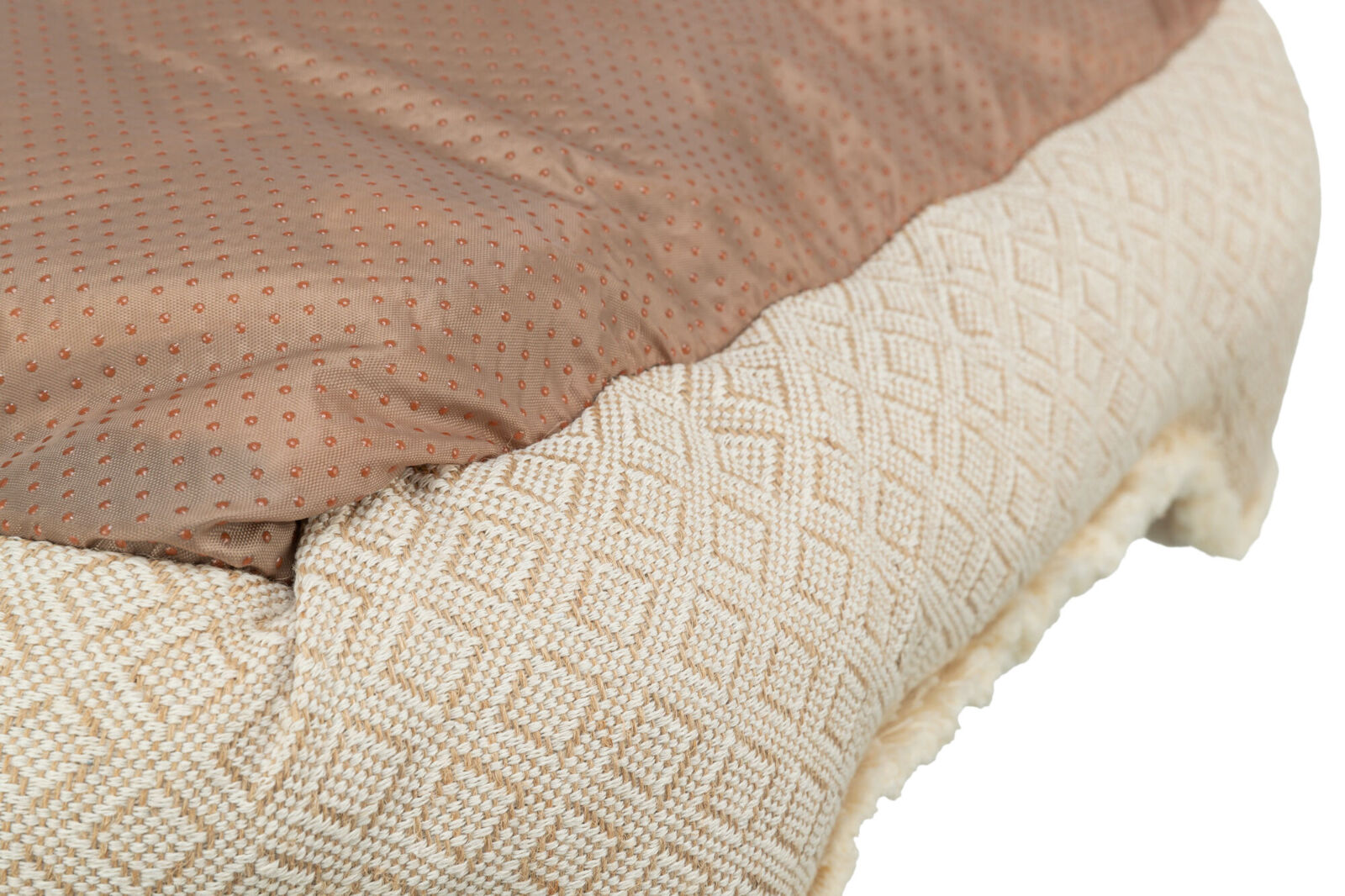 Beigefarbene, texturierte Oberfläche mit rautenförmigem Muster und brauner, gepunkteter Stoffschicht darüber.