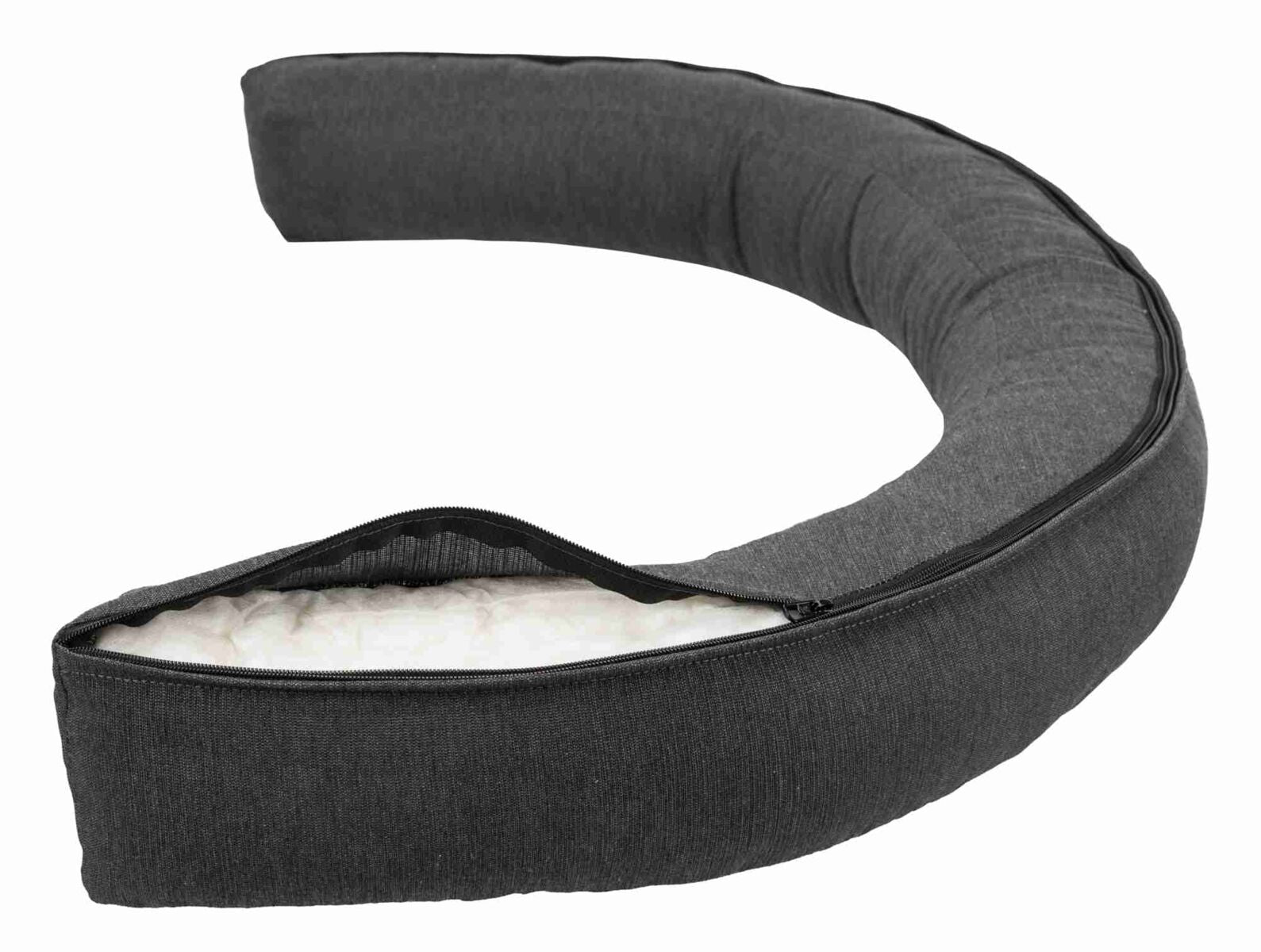 Grau gebogener Kissenbezug mit Reißverschluss und gepolsterter, cremefarbener Innenfläche.