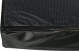 Schwarze Tasche mit Reißverschluss und gepunktetem oberen Bereich, Material wirkt wie Leder und Textil.