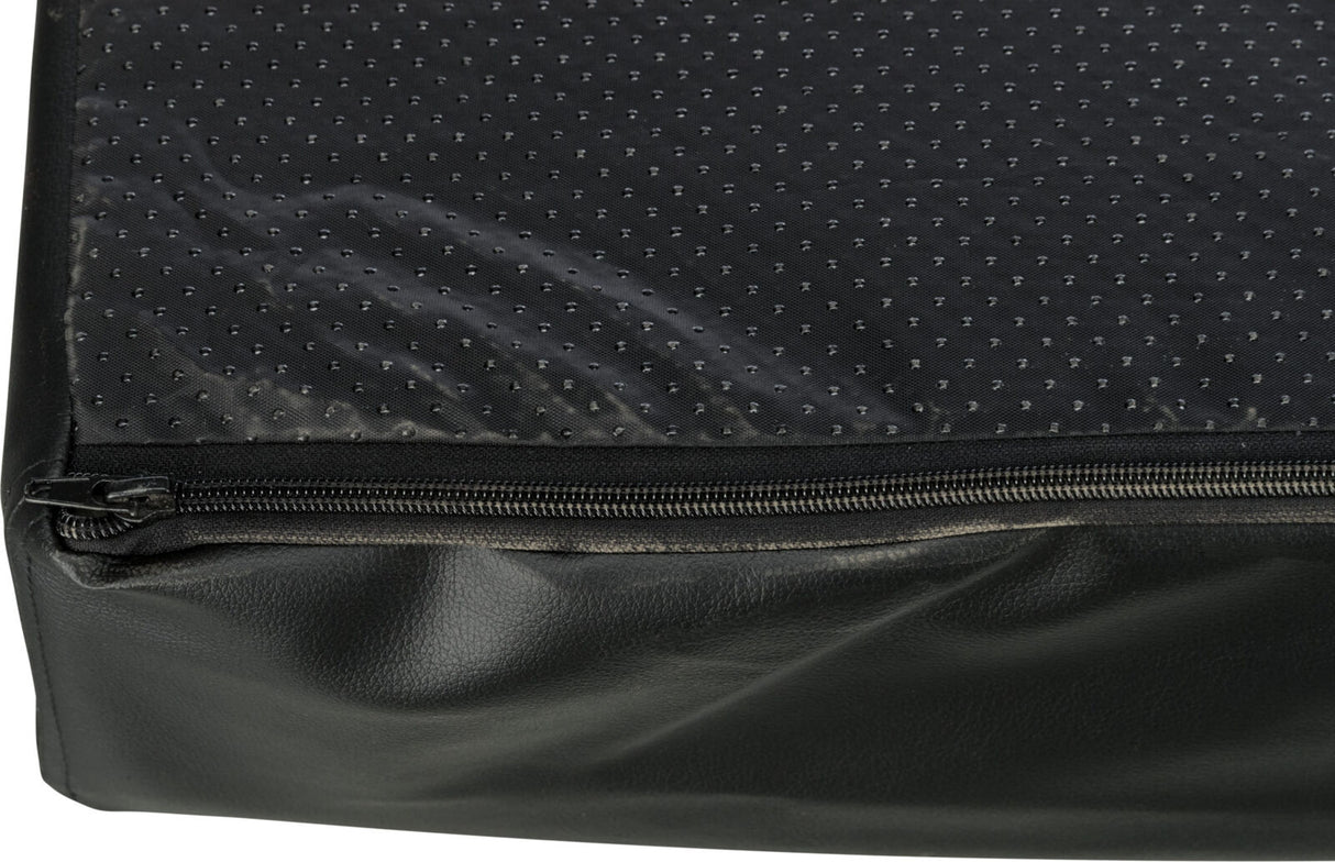 Schwarze Tasche mit Reißverschluss und gepunktetem oberen Bereich, Material wirkt wie Leder und Textil.