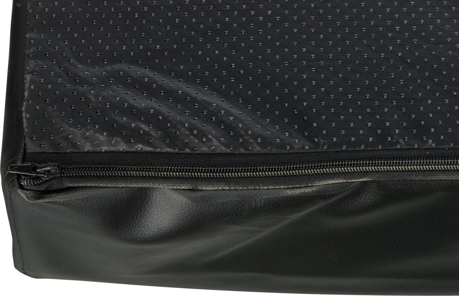 Schwarze Tasche mit Reißverschluss und gepunktetem oberen Bereich, Material wirkt wie Leder und Textil.