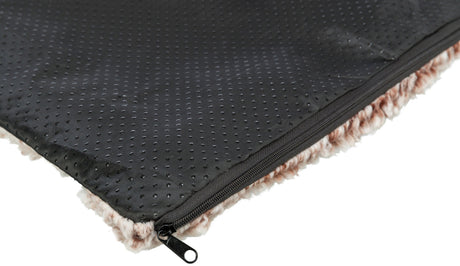 Schwarze, perforierte Stoffunterseite mit Reißverschluss und weiß-brauner, weicher Kante sichtbar.