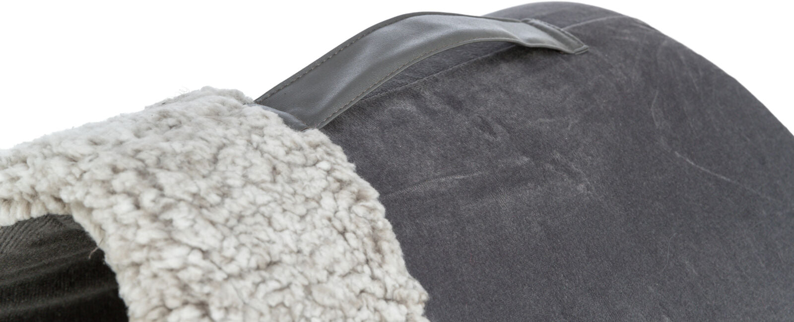 Dunkelgrauer Stoff mit grauer Trageschlaufe und hellem, flauschigem Material am Rand sichtbar.