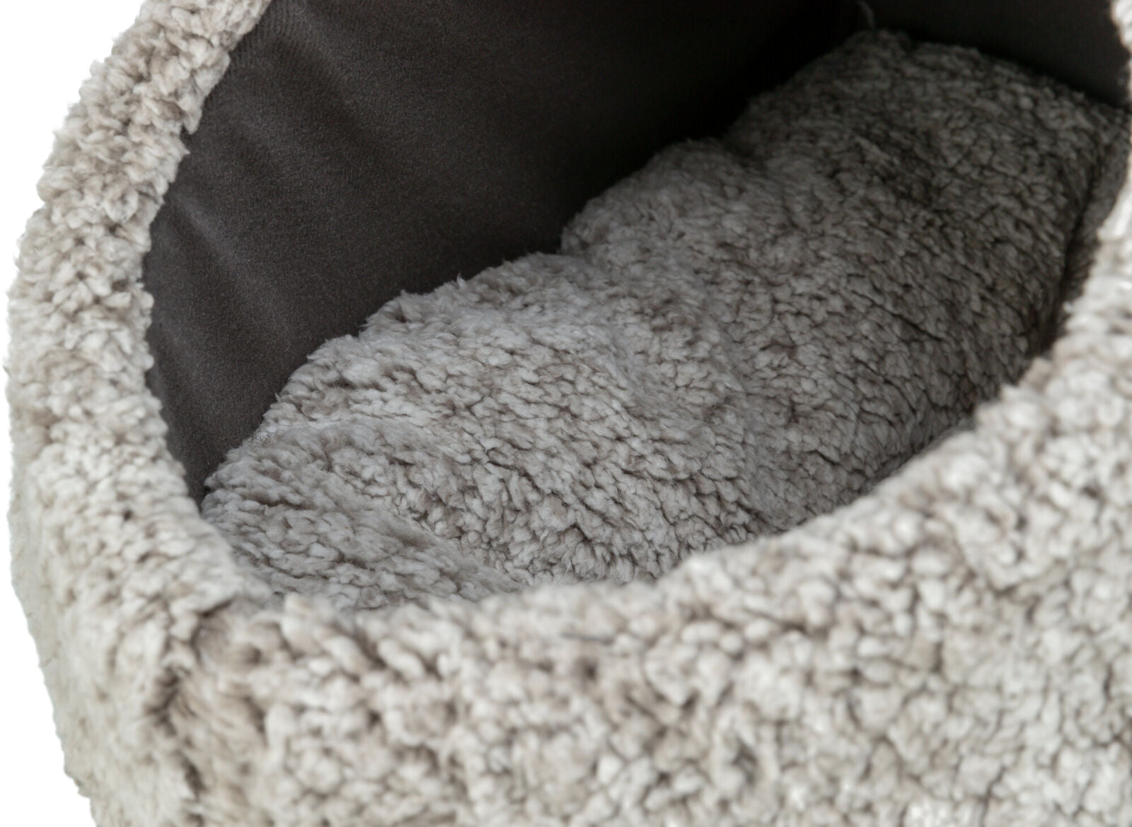 Grauer, flauschiger Innenraum eines runden Betts, umgeben von weichem, welligem Stoff.