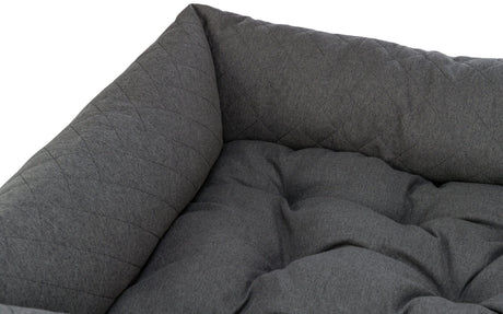 Grau gepolstertes Kissen mit gestepptem Muster auf der Oberfläche, weich und komfortabel.