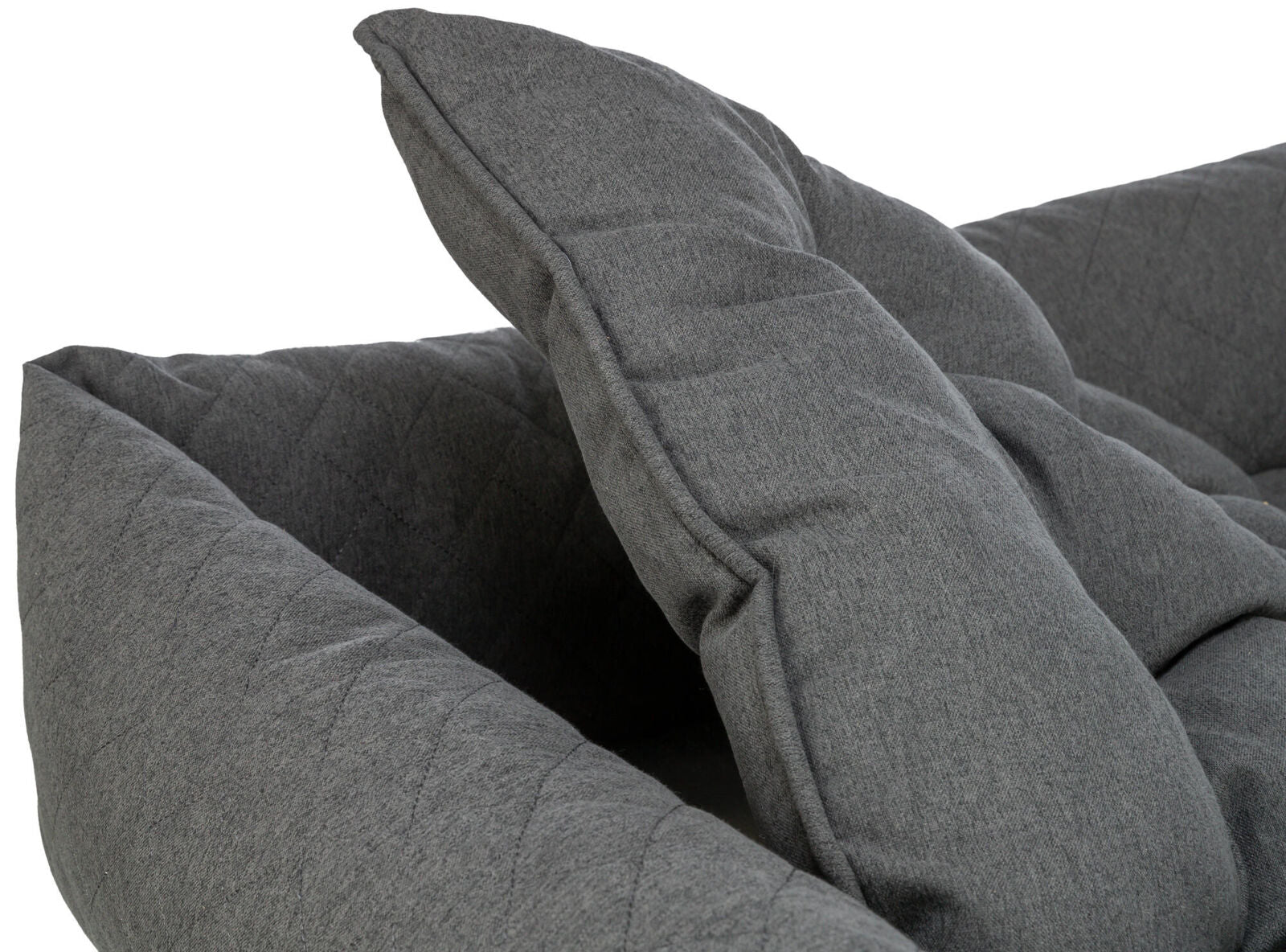 Graues, gepolstertes Sofabett mit klappbaren Armlehnen, aus gestepptem Stoff, Nahaufnahme des Gewebes.