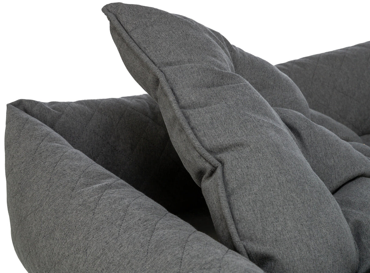 Graues, gepolstertes Sofabett mit klappbaren Armlehnen, aus gestepptem Stoff, Nahaufnahme des Gewebes.