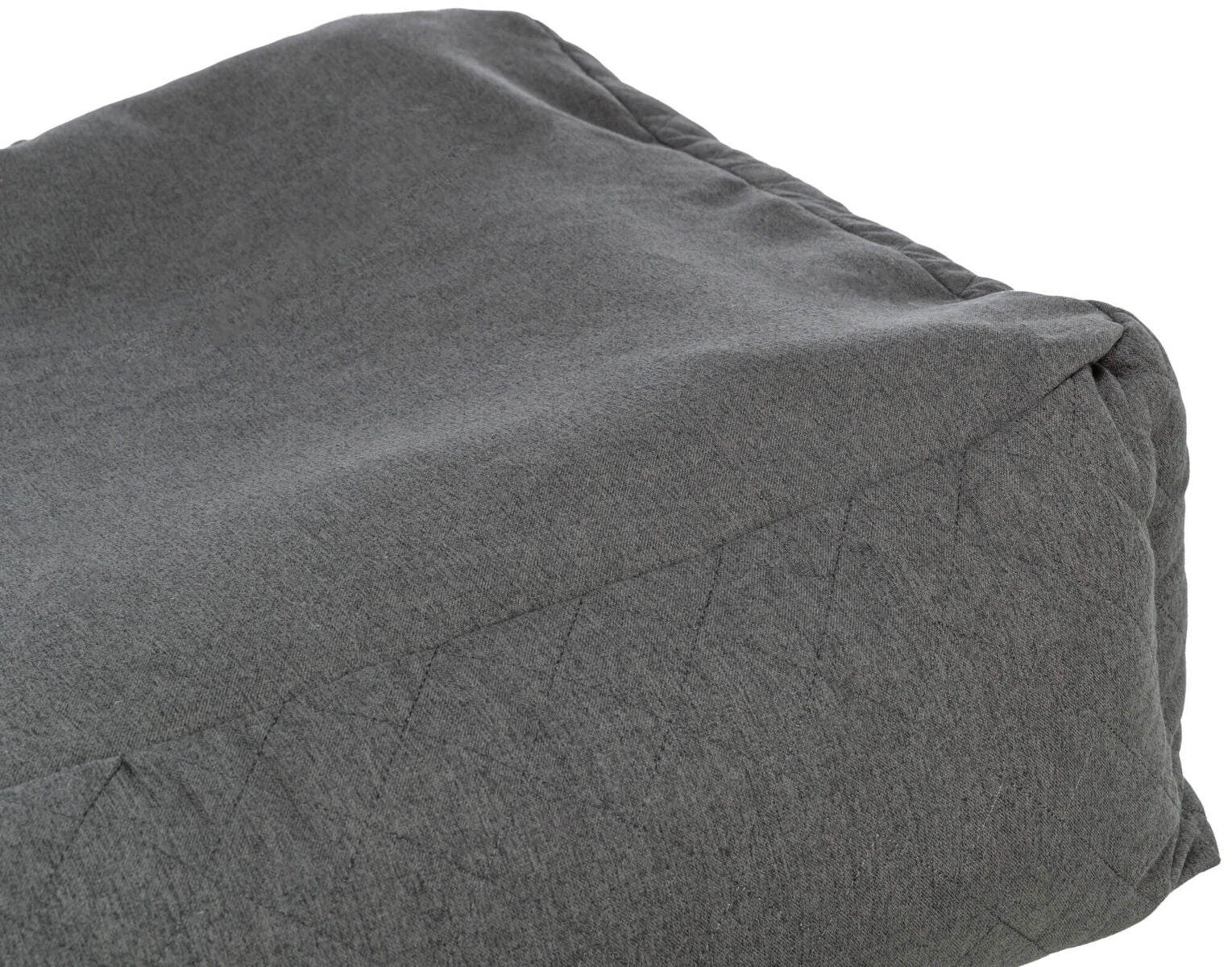 Grauer, rechteckiger Stoffgegenstand mit leicht strukturierter Oberfläche und sichtbaren Nähten.