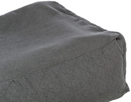 Grauer, rechteckiger Stoffgegenstand mit leicht strukturierter Oberfläche und sichtbaren Nähten.