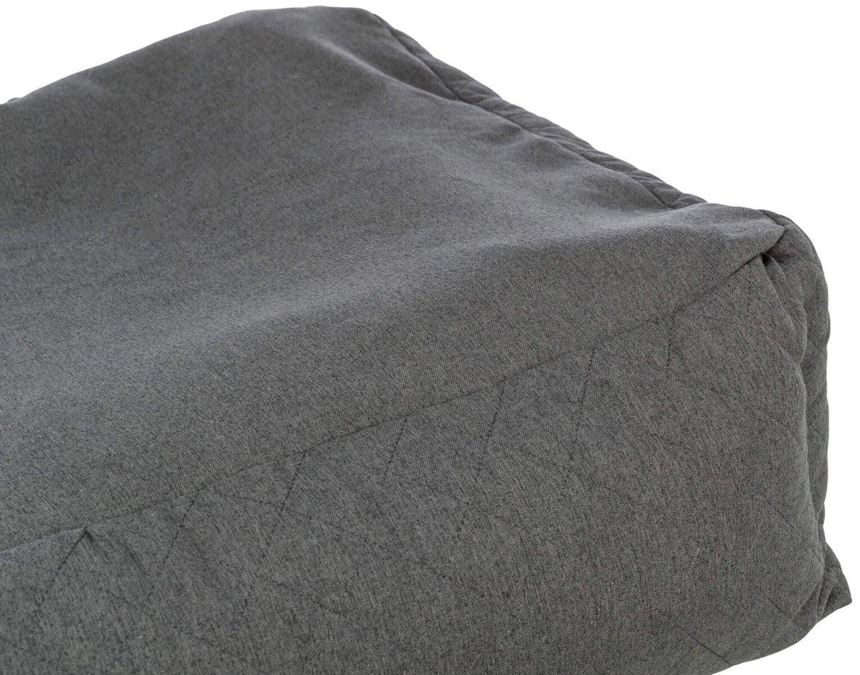 Grauer, rechteckiger Stoffgegenstand mit leicht strukturierter Oberfläche und sichtbaren Nähten.