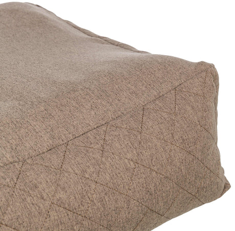 Braunes Kissen mit diagonalen Nähten auf der Oberfläche und einer weichen, strukturierten Stoffoberfläche.