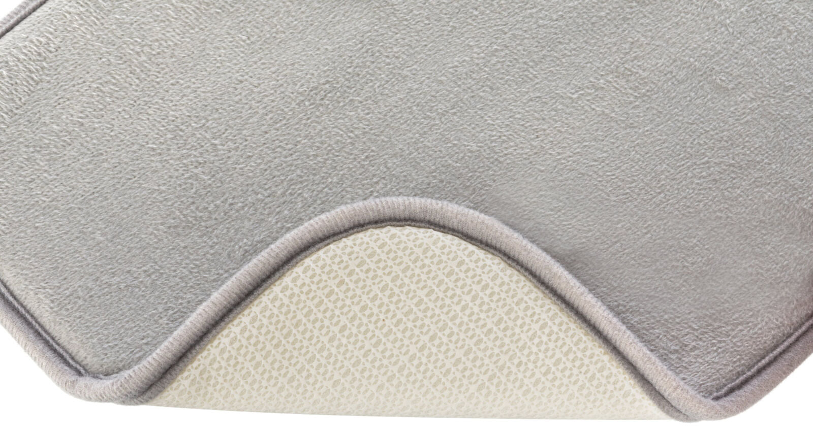 Graue, weiche Oberfläche mit strukturierten Rändern und einem cremefarbenen, netzartigen Abschnitt darunter.