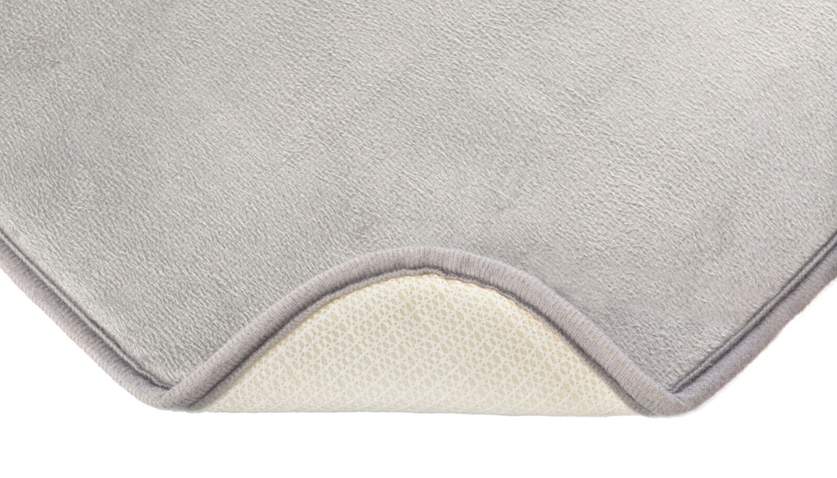 Graue Matte mit leicht texturierter Oberfläche und beigefarbenem Rand, untere Schicht in Creme mit perforiertem Muster.