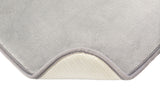Graue Matte mit leicht texturierter Oberfläche und beigefarbenem Rand, untere Schicht in Creme mit perforiertem Muster.