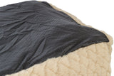 Beige Decke mit schwarzer, gepunkteter Oberfläche aus Stoff, Detailansicht der Struktur.