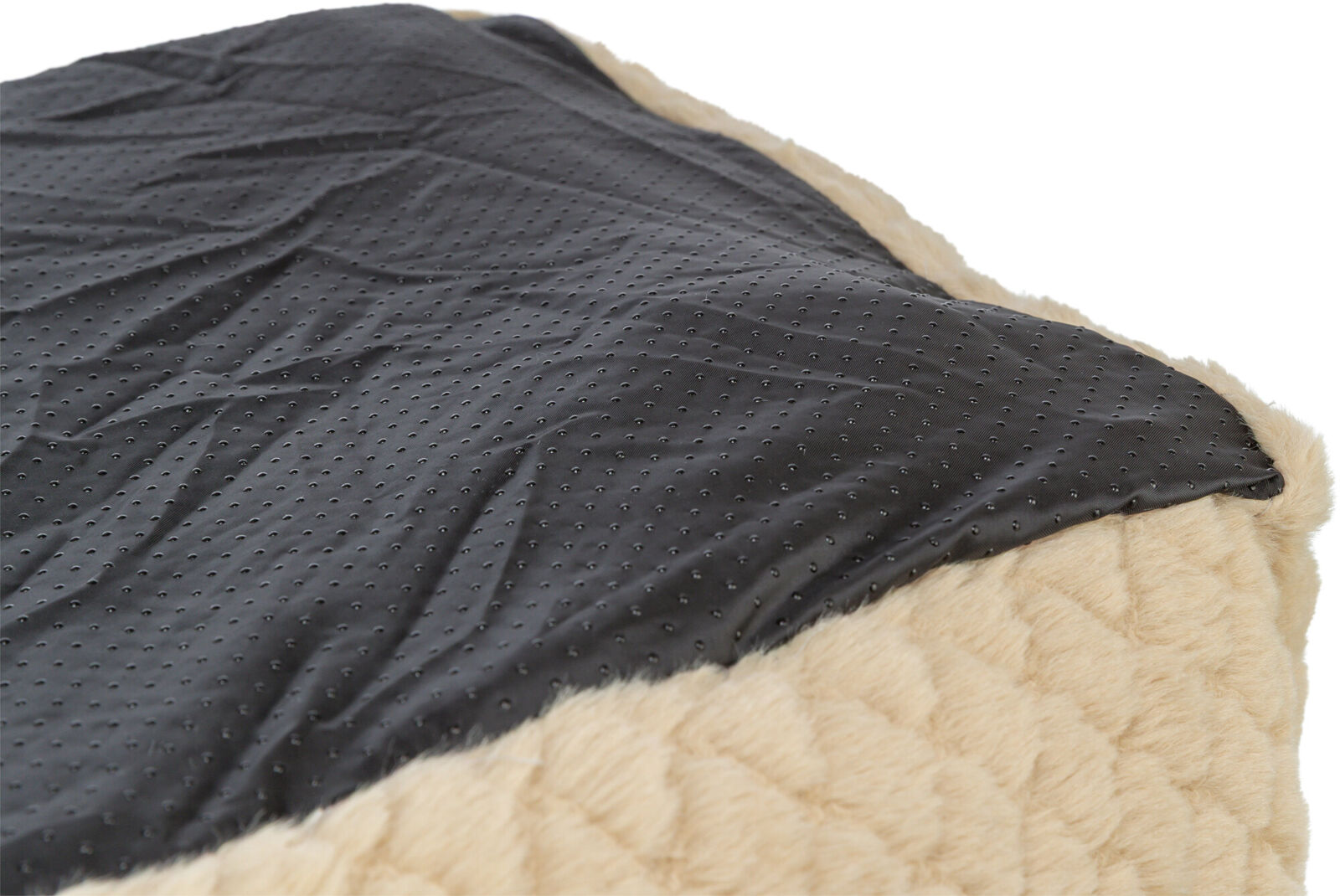 Beige Decke mit schwarzer, gepunkteter Oberfläche aus Stoff, Detailansicht der Struktur.