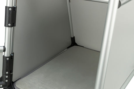 Silberfarbener Rahmen eines quadratischen Käfigs oder Gehäuses mit grauem Boden und schwarzen Verbindungsstücken.