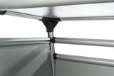 Metallene, silberne Struktur aus Rohren und Verbindungsstücken, die ineinander gesteckt sind, vor weißem Hintergrund.