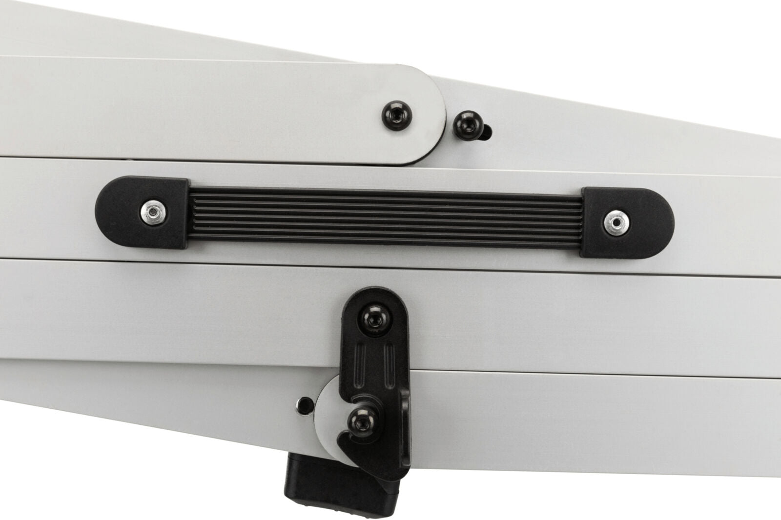 Silberne Metallstruktur mit schwarzen Kunststoffelementen und Schrauben, geometrische Linienmuster sichtbar.