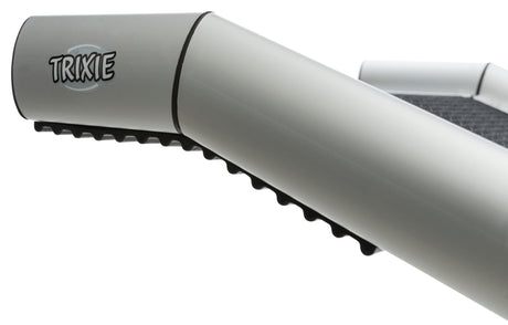 Graue Rampe mit schwarzer rutschfester Oberfläche und dem Schriftzug "TRIXIE" auf der Seite.