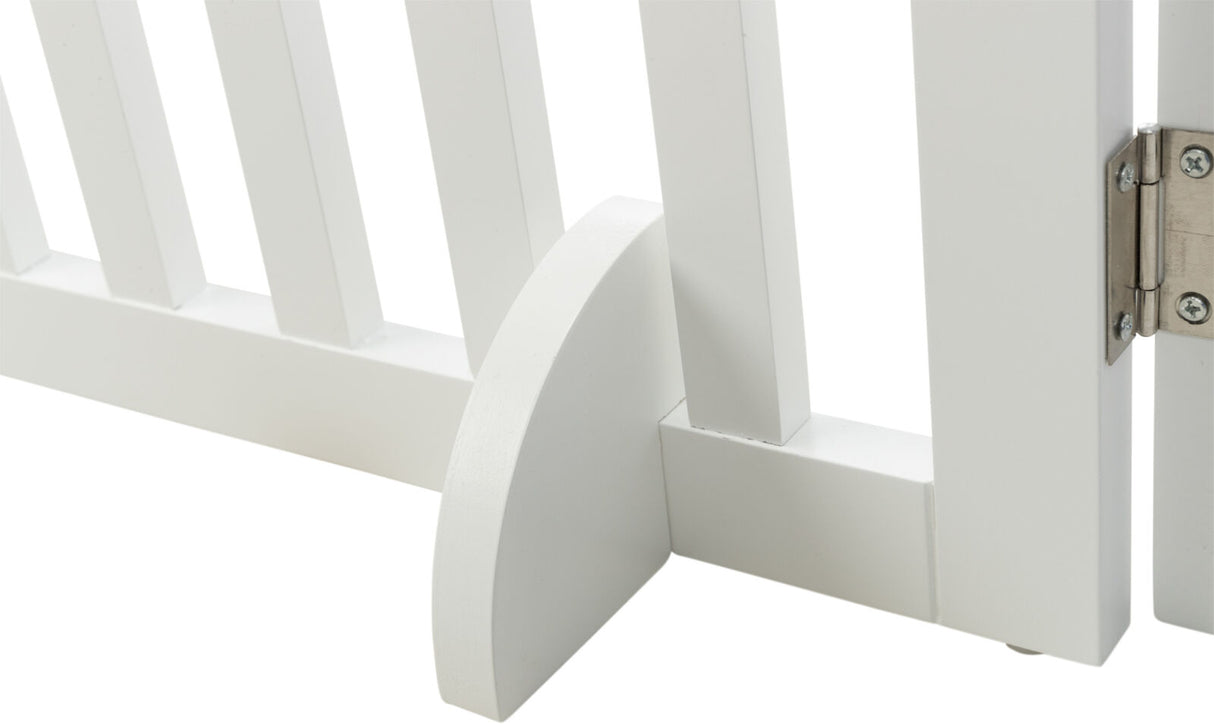 Weiße Holzgittertür mit rechteckigem Design, Metall-Scharnier rechts sichtbar, stabiles, schlichtes Aussehen.