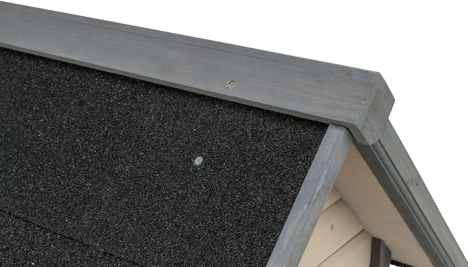 Schwarzes, grobkörniges Dachmaterial mit grau gestrichenem Holzrahmen, Detailaufnahme einer Konstruktionsektion.