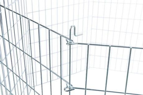 Silbernes, metallisches Gittergeflecht mit Hakenverbindungen; Hintergrund weiß.