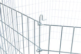 Silbernes, metallisches Gittergeflecht mit Hakenverbindungen; Hintergrund weiß.