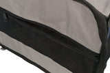 Nahaufnahme eines grauen und schwarzen Reißverschlusses an einer Tasche mit Netzstoffdetails.