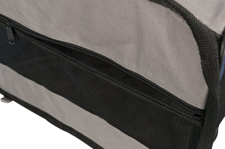 Nahaufnahme eines grauen und schwarzen Reißverschlusses an einer Tasche mit Netzstoffdetails.