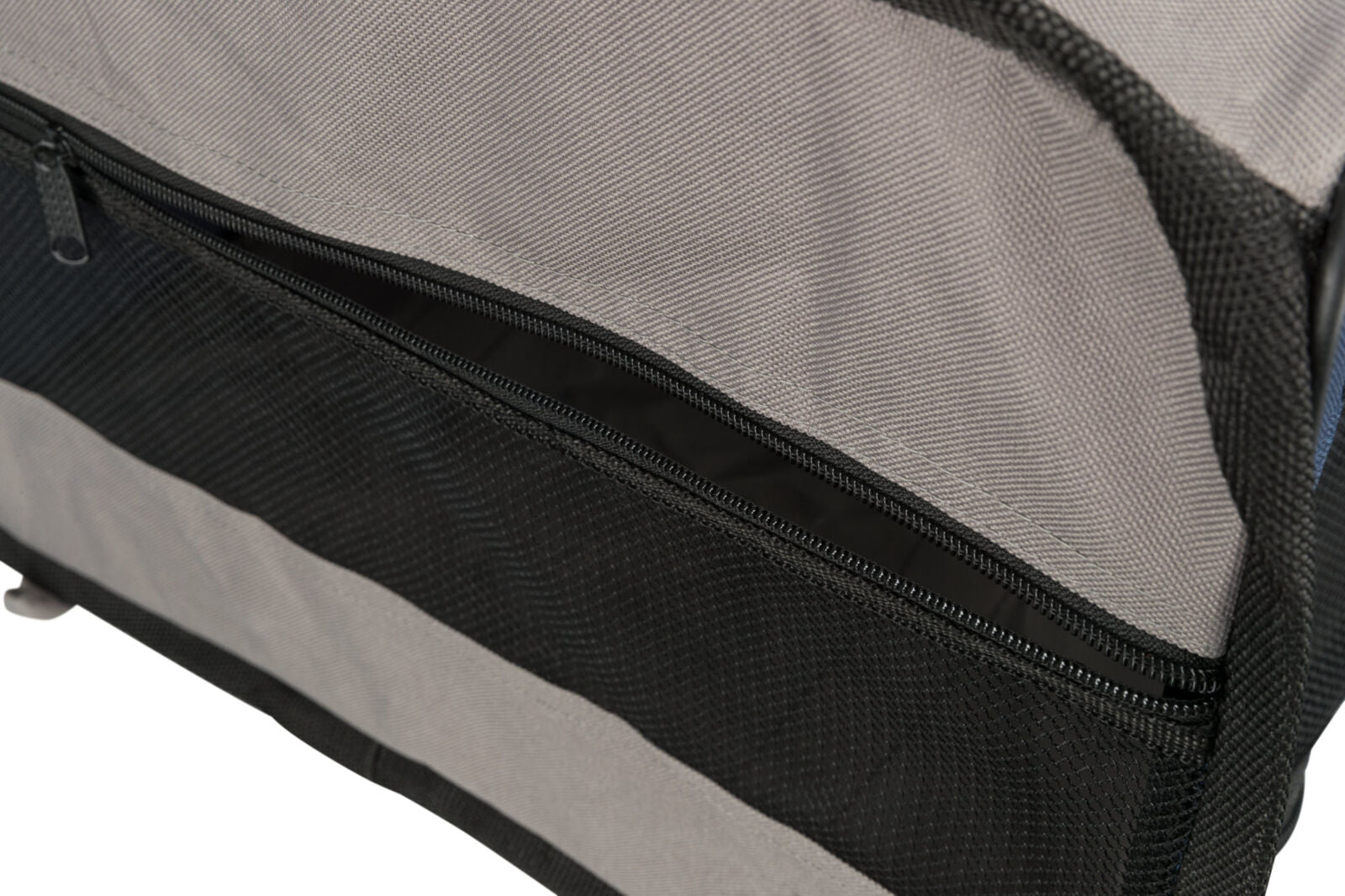 Nahaufnahme eines grauen und schwarzen Reißverschlusses an einer Tasche mit Netzstoffdetails.