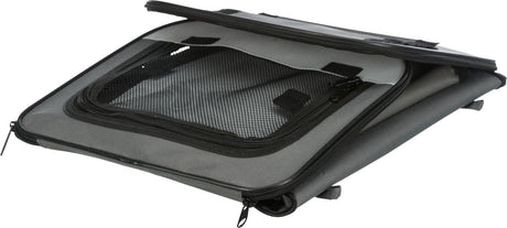 Graue Tragebox mit Netzfenster und Reißverschluss, teilweise zusammengefaltet, liegt auf einer Fläche.