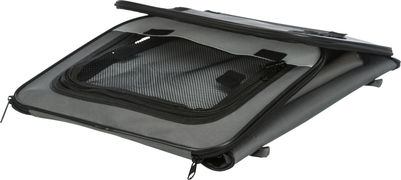 Graue Tragebox mit Netzfenster und Reißverschluss, teilweise zusammengefaltet, liegt auf einer Fläche.