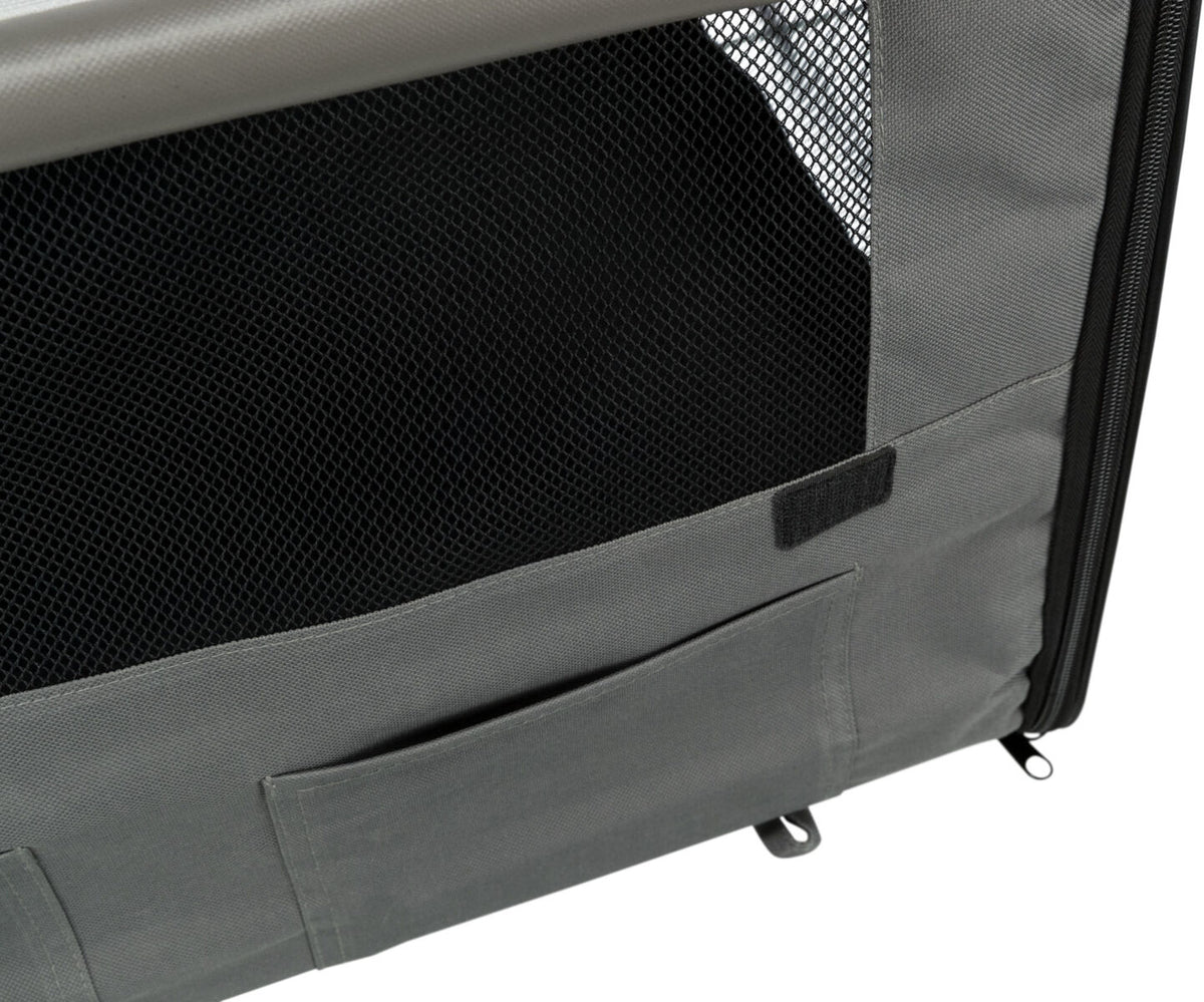 Grau-schwarzes Netzgewebe mit Reißverschluss an einer Tasche oder einem Behälter, im unteren Bereich eine Tasche.