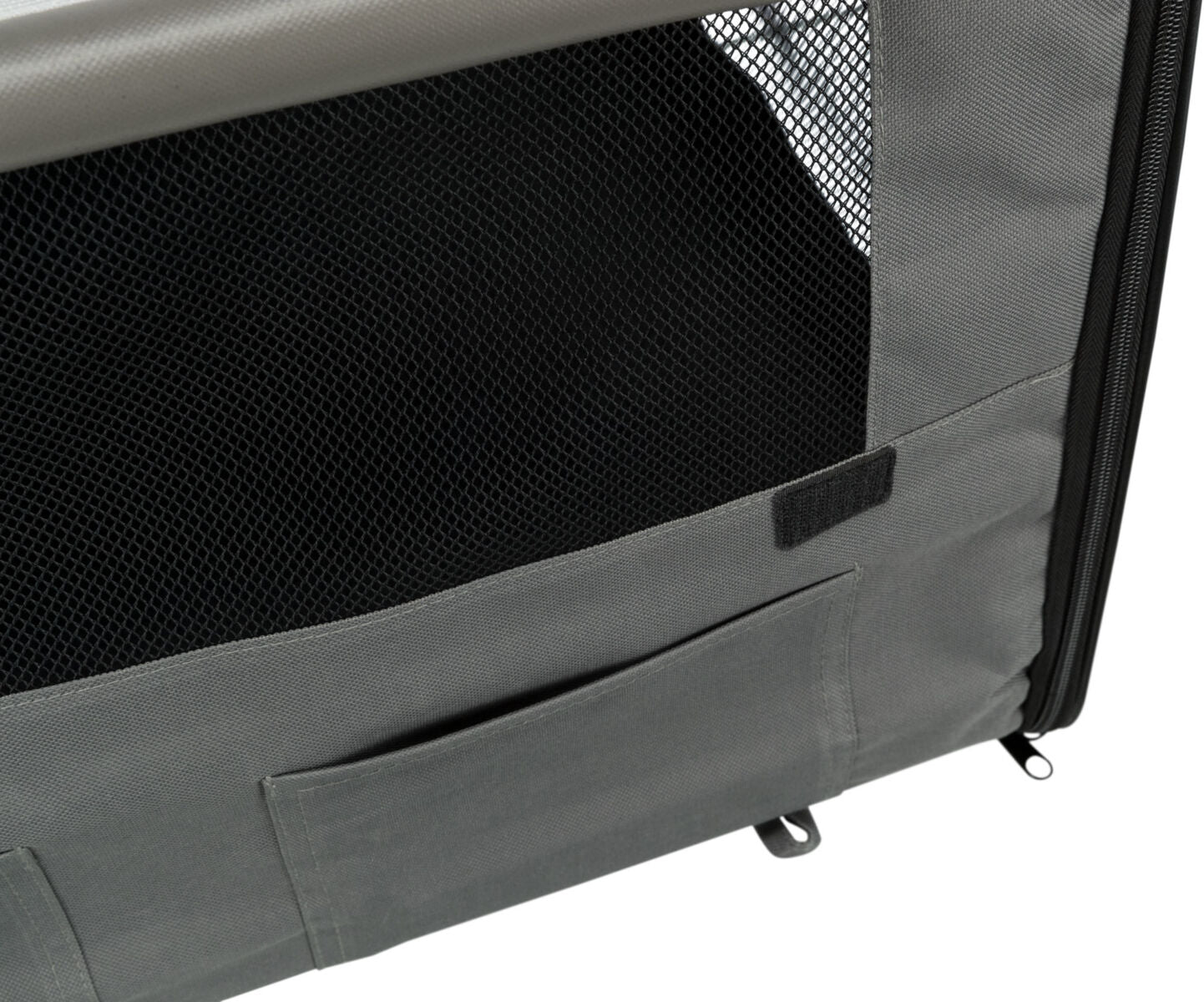 Grau-schwarzes Netzgewebe mit Reißverschluss an einer Tasche oder einem Behälter, im unteren Bereich eine Tasche.