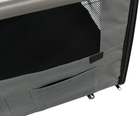 Grau-schwarzes Netzgewebe mit Reißverschluss an einer Tasche oder einem Behälter, im unteren Bereich eine Tasche.