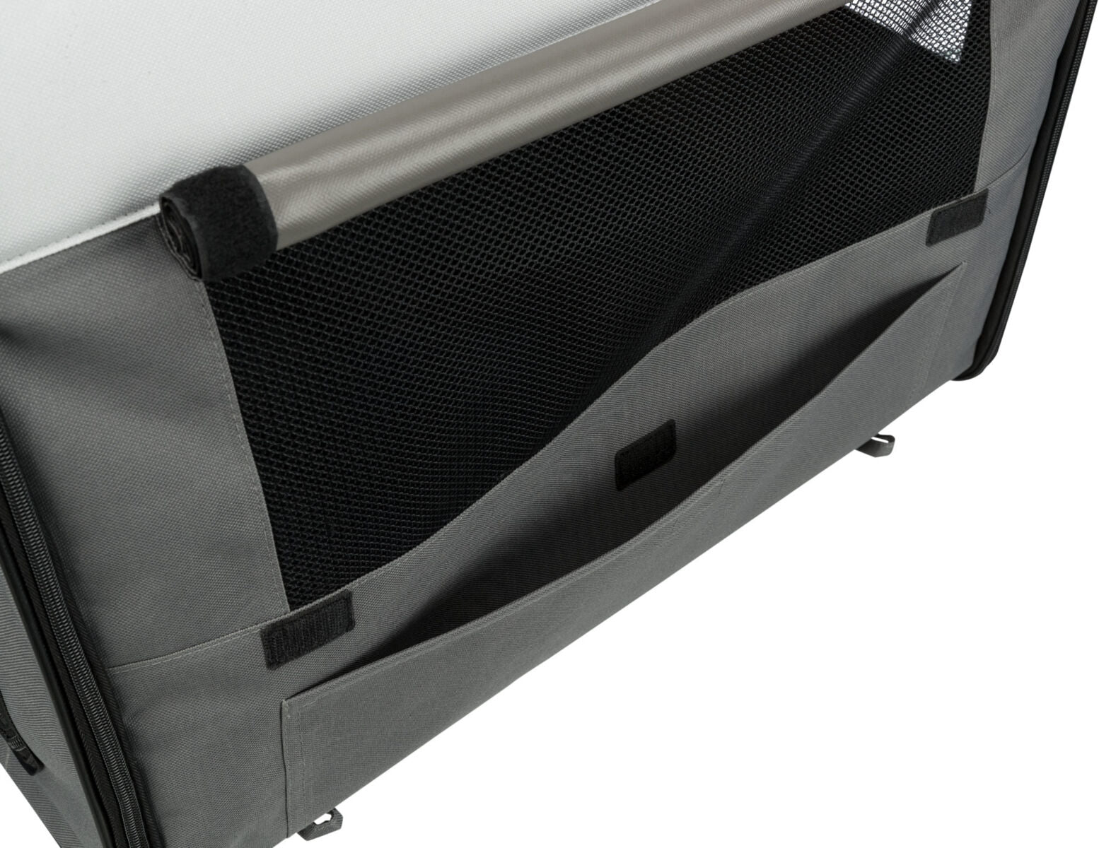 Graues Netzgewebe und schwarze Maschen auf einer Tasche mit mehreren Fächern und Klettverschlüssen.