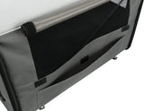Graues Netzgewebe und schwarze Maschen auf einer Tasche mit mehreren Fächern und Klettverschlüssen.