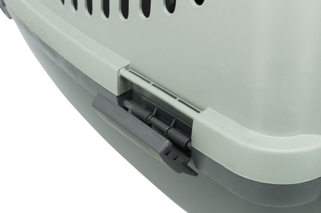 Graue Transportbox mit Lüftungsschlitzen und einem schwarzen Griff an der Oberseite.