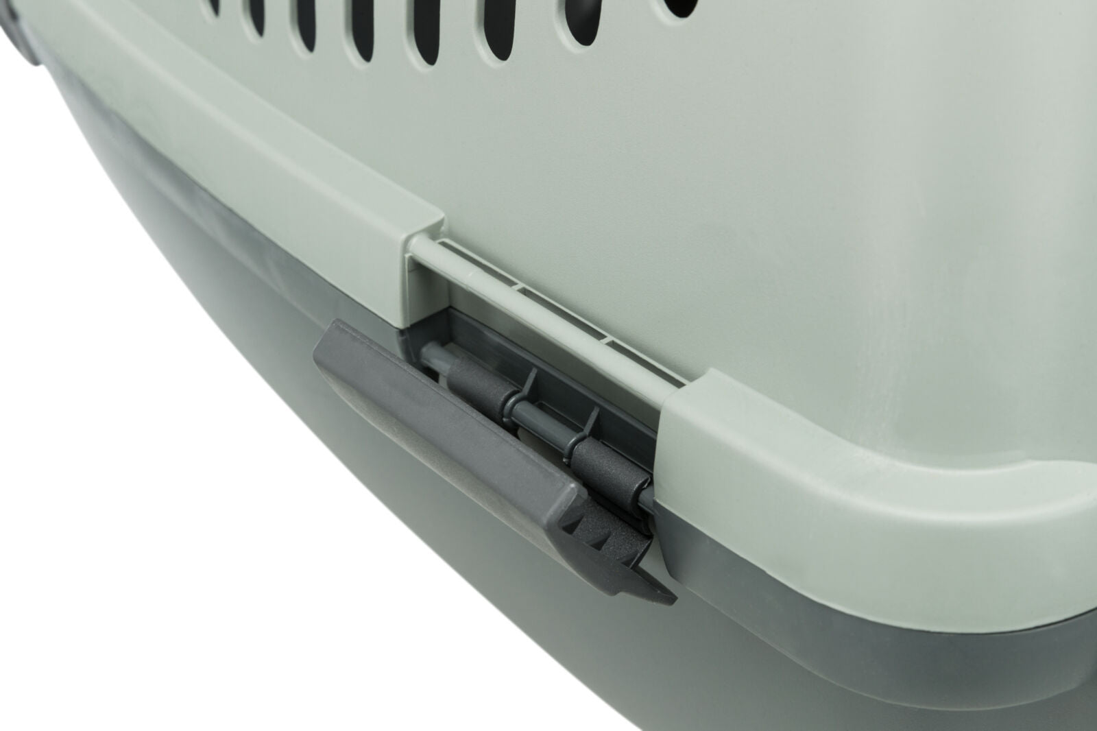 Graue Transportbox mit Lüftungsschlitzen und einem schwarzen Griff an der Oberseite.