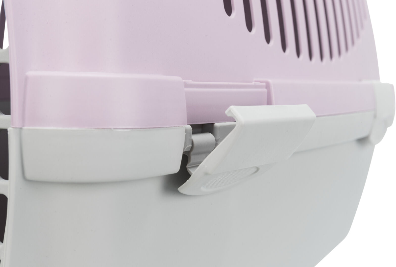 Die Abbildung zeigt den Verschluss einer Transportbox in Weiß und Rosa mit belüfteten Seitenöffnungen.