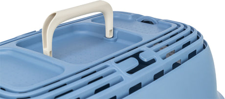 Blauer Kunststoffbehälter mit hellbeigem Tragegriff und belüftetem Deckel.