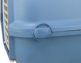 Blauer Verschlussmechanismus auf einem Kunststoffbehälter mit Markierungen "OPEN" und "CLOSED" in Großbuchstaben.