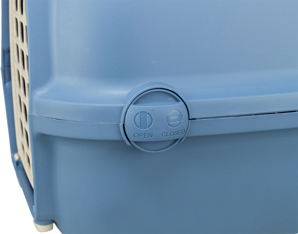 Blauer Verschlussmechanismus auf einem Kunststoffbehälter mit Markierungen "OPEN" und "CLOSED" in Großbuchstaben.
