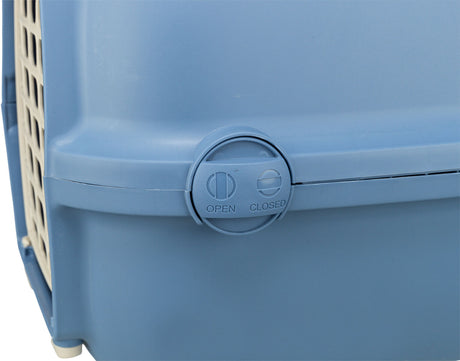 Blauer Verschlussmechanismus auf einem Kunststoffbehälter mit Markierungen "OPEN" und "CLOSED" in Großbuchstaben.