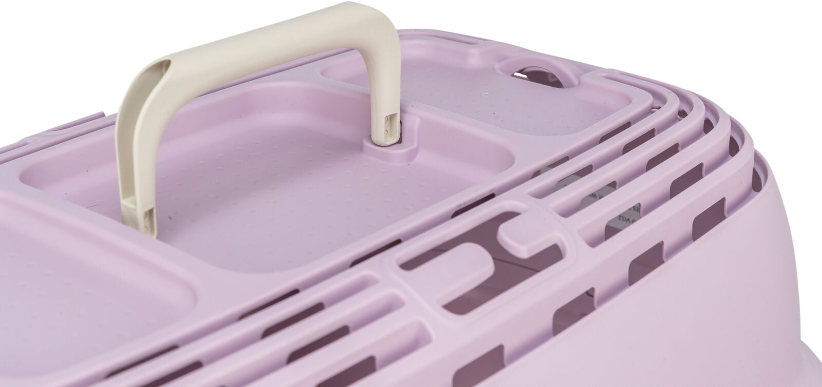 Tragegriff einer hellvioletten Plastikoberfläche mit Gittermuster und Öffnungen.